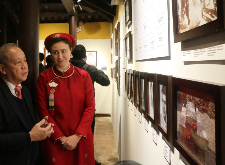 Lần đầu tiên trưng bày các tác phẩm hội họa của vua Hàm Nghi  -0