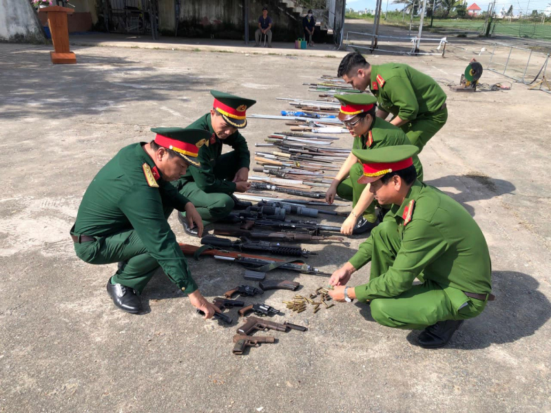 Tiêu hủy hàng trăm vũ khí, vật liệu nổ và công cụ hỗ trợ -3