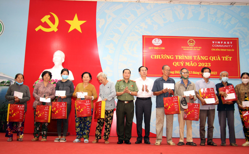 Giám đốc Công an TP Cần Thơ chúc Tết, tặng quà Công an 41 xã, thị trấn -0