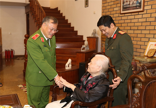 Deputy Minister Nguyen Van Long visits families of late leaders of the Ministry of Public Security -0