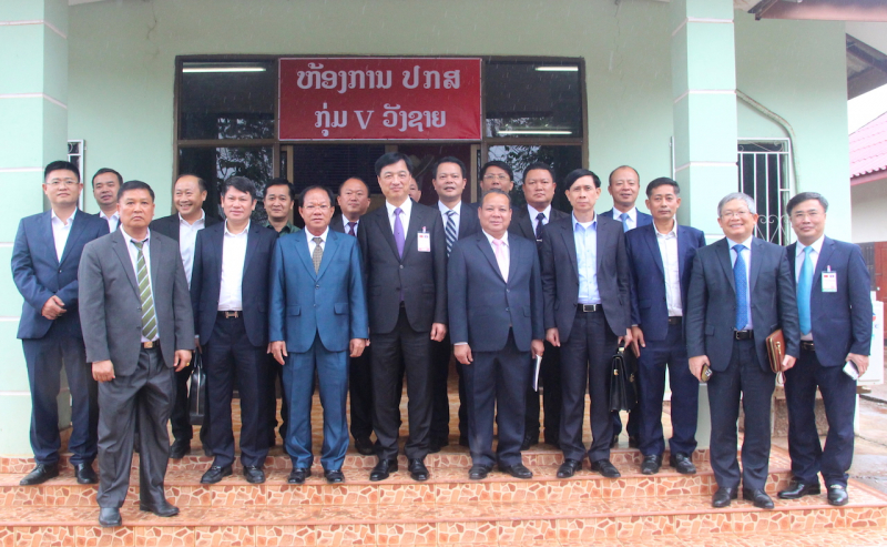 Deputy Minister Nguyen Duy Ngoc visits and presents gifts to the police of the Lao village group of Vangxai -0