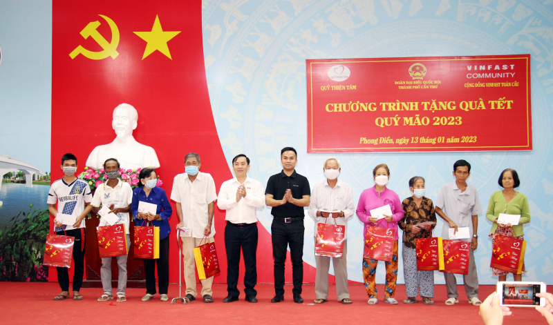 Giám đốc Công an TP Cần Thơ chúc Tết, tặng quà Công an 41 xã, thị trấn -1