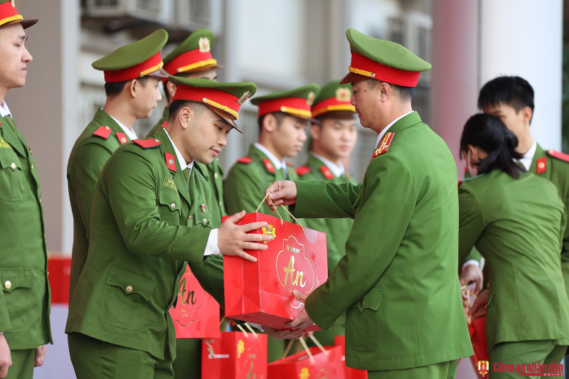 Chuyến xe đưa 300 học viên Học viện Cảnh sát nhân dân về quê đón Tết -0