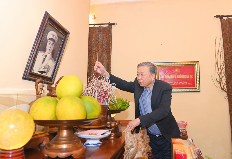 Bộ trưởng Tô Lâm tri ân, thăm hỏi gia đình các đồng chí cố lãnh đạo Bộ Công an qua các thời kỳ -0