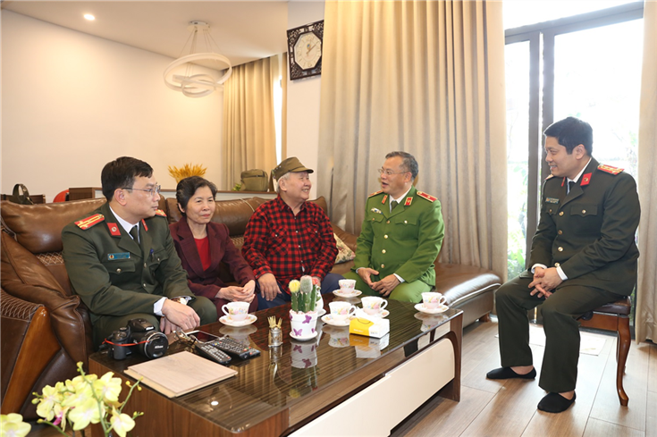 Deputy Minister Nguyen Van Long visits families of late leaders of the Ministry of Public Security -0