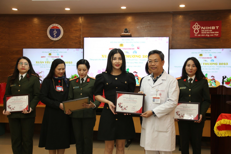 Trao yêu thương cho bệnh nhi tại Viện Huyết học - Truyền máu Trung ương -0