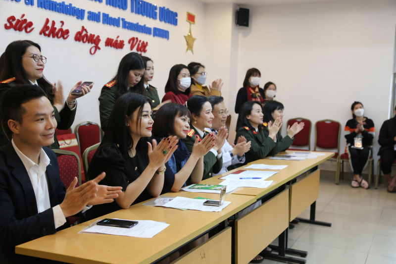 Trao yêu thương cho bệnh nhi tại Viện Huyết học - Truyền máu Trung ương -0