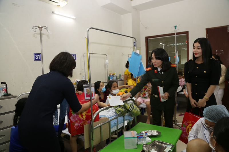 Trao yêu thương cho bệnh nhi tại Viện Huyết học - Truyền máu Trung ương -1