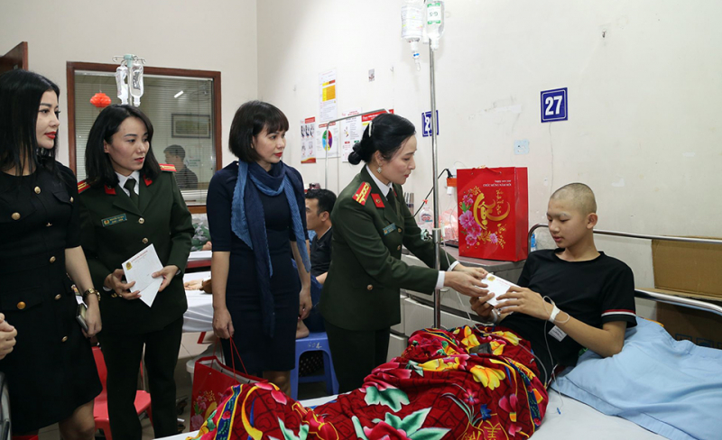 Trao yêu thương cho bệnh nhi tại Viện Huyết học - Truyền máu Trung ương -0