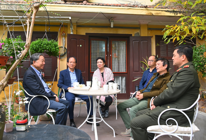 Bộ trưởng Tô Lâm tri ân, thăm hỏi gia đình các đồng chí cố lãnh đạo Bộ Công an qua các thời kỳ -0