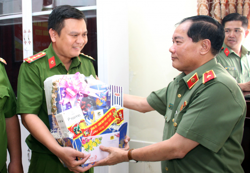 Giám đốc Công an TP Cần Thơ chúc Tết, tặng quà Công an 41 xã, thị trấn -0