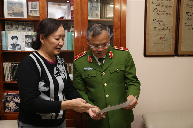 Deputy Minister Nguyen Van Long visits families of late leaders of the Ministry of Public Security -0