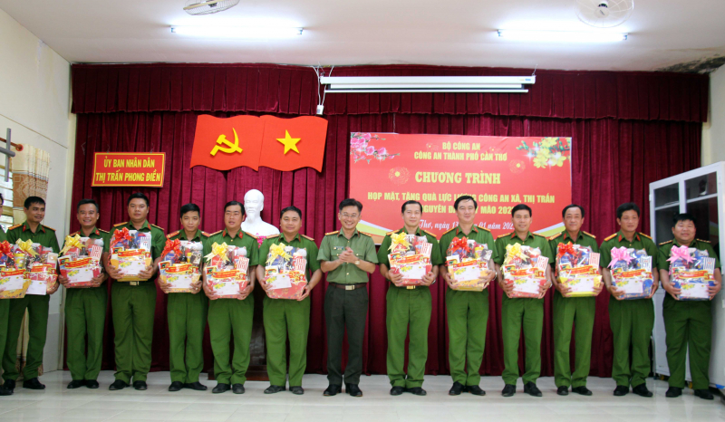 Giám đốc Công an TP Cần Thơ chúc Tết, tặng quà Công an 41 xã, thị trấn -0