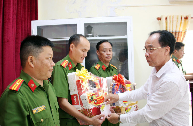 Giám đốc Công an TP Cần Thơ chúc Tết, tặng quà Công an 41 xã, thị trấn -0