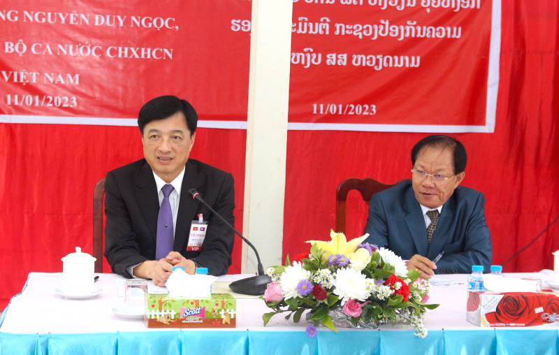 Deputy Minister Nguyen Duy Ngoc visits and presents gifts to the police of the Lao village group of Vangxai -0