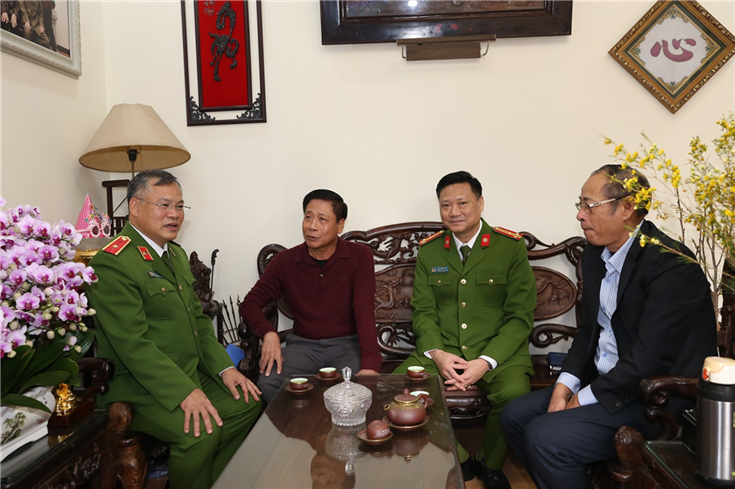 Deputy Minister Nguyen Van Long visits families of late leaders of the Ministry of Public Security -1