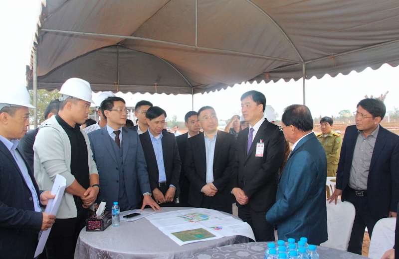Deputy Minister Nguyen Duy Ngoc visits and presents gifts to the police of the Lao village group of Vangxai -0
