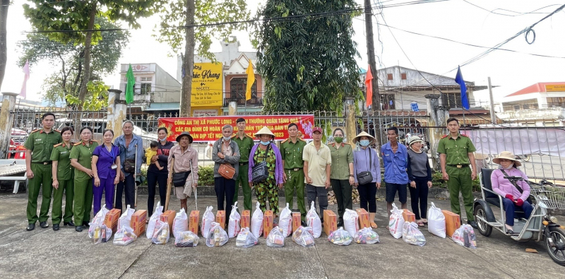 Tặng quà tết cho người dân bán vé số dạo và các hộ gia đình nghèo -0