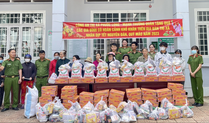 Tặng quà tết cho người dân bán vé số dạo và các hộ gia đình nghèo -0