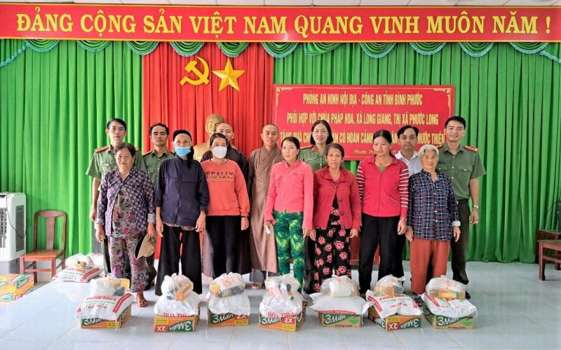 Tặng quà tết cho người dân bán vé số dạo và các hộ gia đình nghèo -0