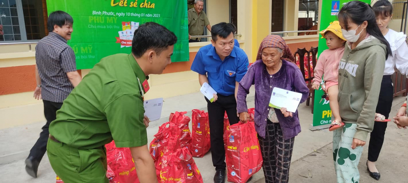 Tặng quà tết cho người dân bán vé số dạo và các hộ gia đình nghèo -0