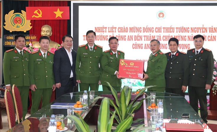 Deputy Minister Nguyen Van Long visits families of late leaders of the Ministry of Public Security -1