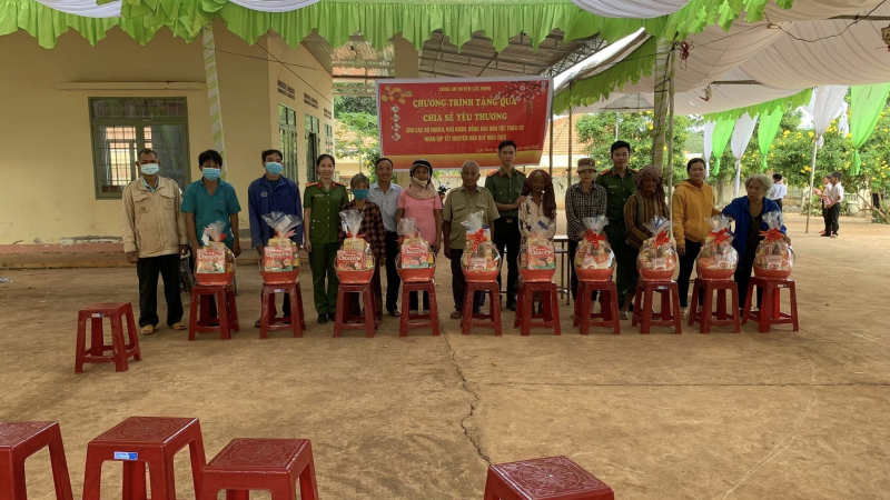 Tặng quà tết cho người dân bán vé số dạo và các hộ gia đình nghèo -0