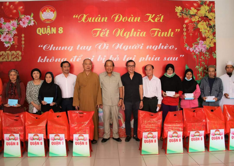 Trao tặng 400 phần quà Tết cho đồng bào dân tộc Chăm -0