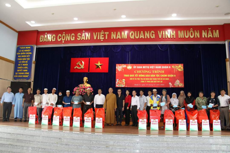 Trao tặng 400 phần quà Tết cho đồng bào dân tộc Chăm -0