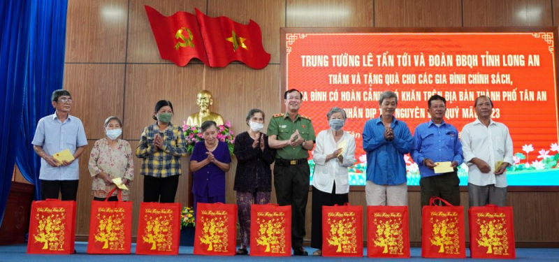 Trung tướng Lê Tấn Tới tặng 200 phần quà cho bà con có hoàn cảnh khó khăn đón Tết -0