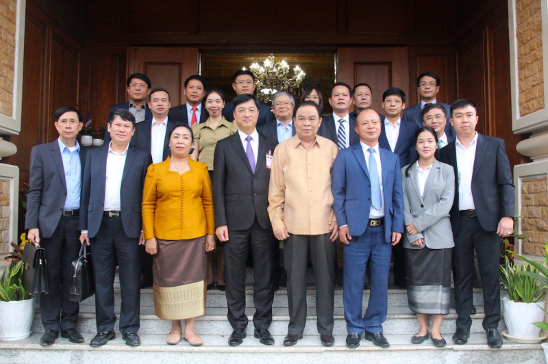 Deputy Minister Nguyen Duy Ngoc visits and presents gifts to the police of the Lao village group of Vangxai -0