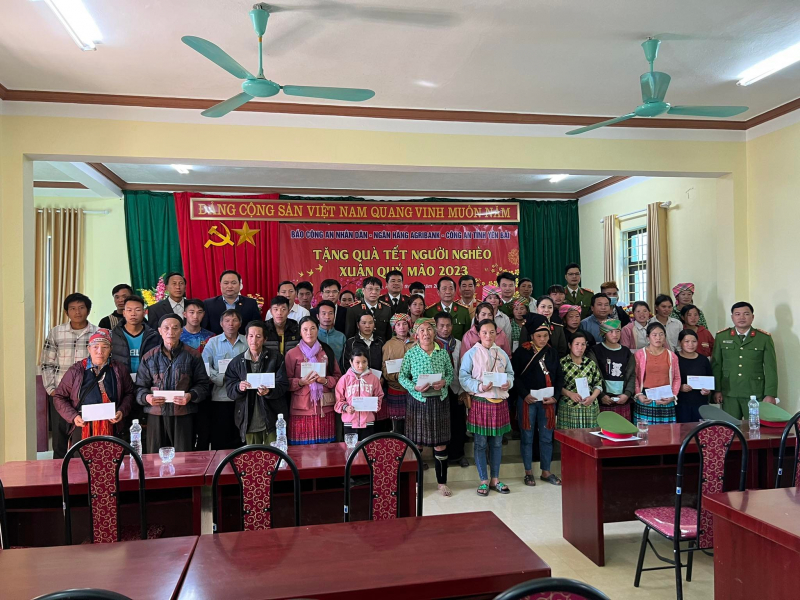 Báo CAND và Ngân hàng Agribank: Trao tặng người nghèo huyện miền núi Văn Chấn 300 suất quà Tết -0