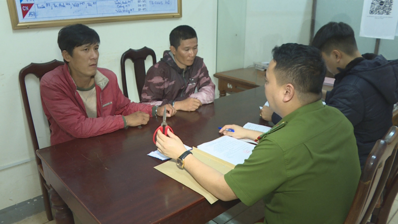 Hai con nghiện giả danh Công an đi cướp tài sản -0