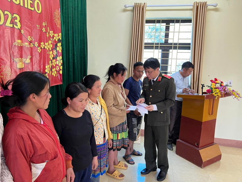 Báo CAND và Ngân hàng Agribank: Trao tặng người nghèo huyện miền núi Văn Chấn 300 suất quà Tết -0