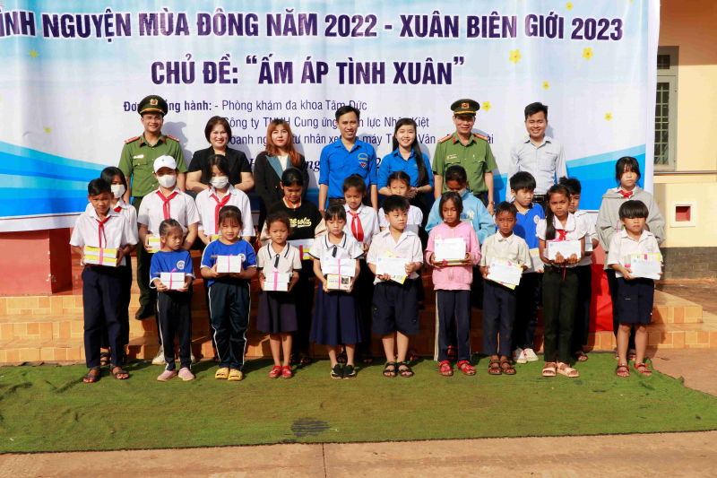 Chiến dịch tình nguyện “Xuân biên giới”   -1