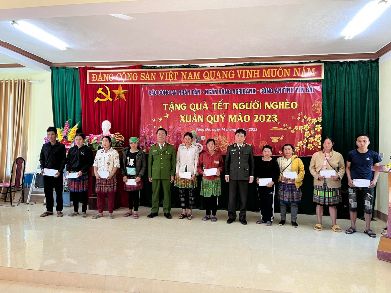 Báo CAND và Ngân hàng Agribank: Trao tặng người nghèo huyện miền núi Văn Chấn 300 suất quà Tết -0