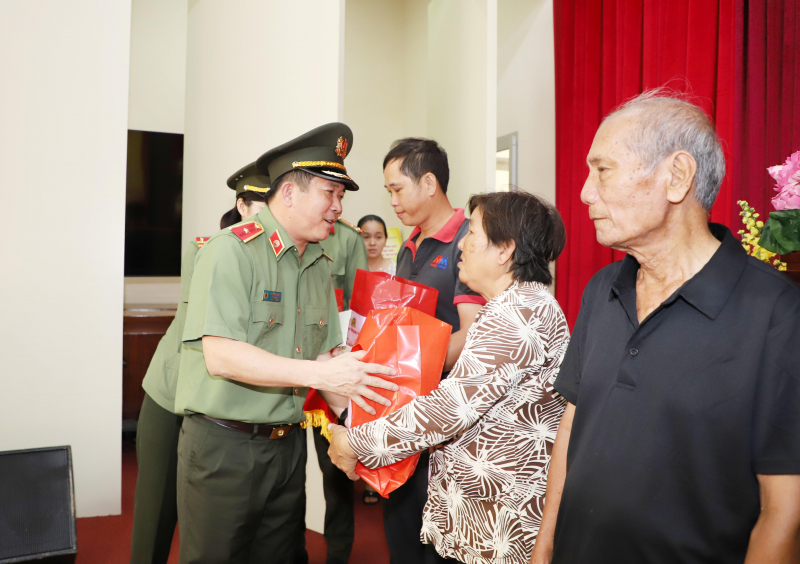 Công an tỉnh Quảng Ninh tố chức chương trình “Xuân yêu thương – Tết chia sẻ”  -2