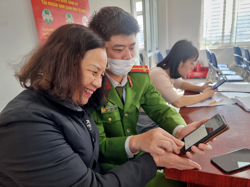 Hà Nội: Nhiều mô hình hướng dẫn nhân dân kích hoạt ứng dụng VNeID -0