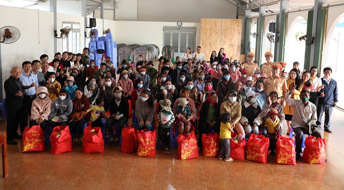 “Quà yêu thương” đến với đồng bào dân tộc thiểu số -0