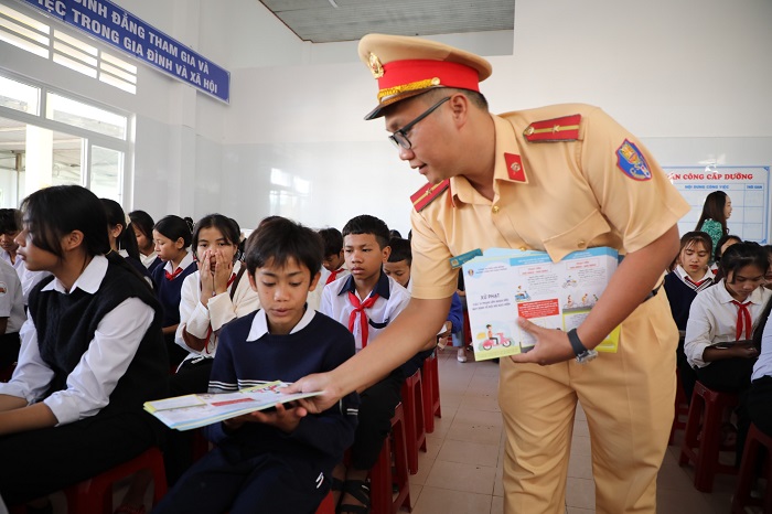 “Quà yêu thương” đến với đồng bào dân tộc thiểu số -0