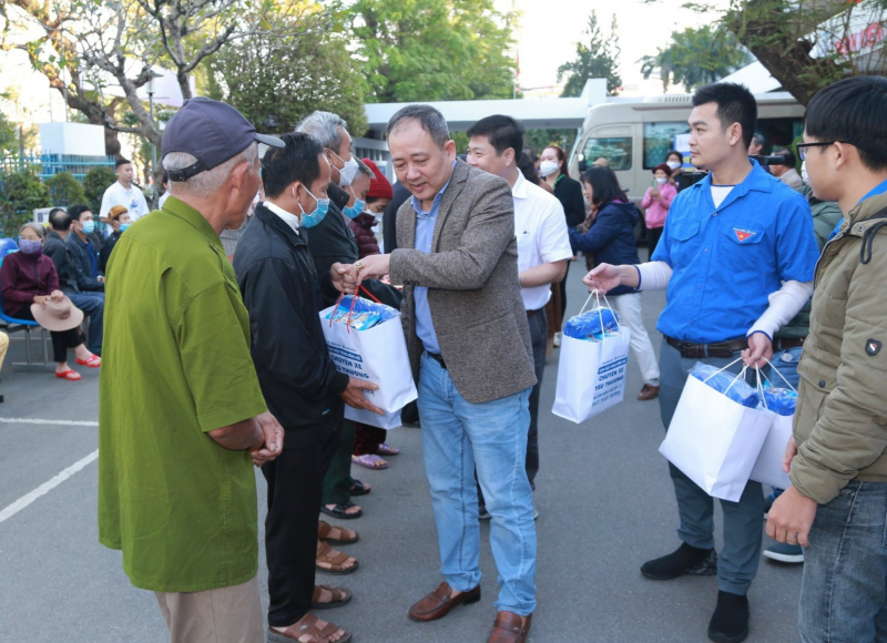 Chuyến xe yêu thương chở hàng trăm bệnh nhân nghèo về quê đón Tết -0