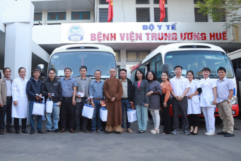 Chuyến xe yêu thương chở hàng trăm bệnh nhân nghèo về quê đón Tết -0