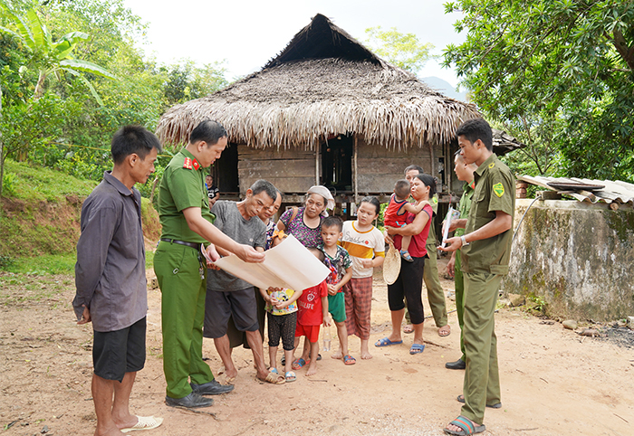 Công an xã – Dấu chân in trên đá -0