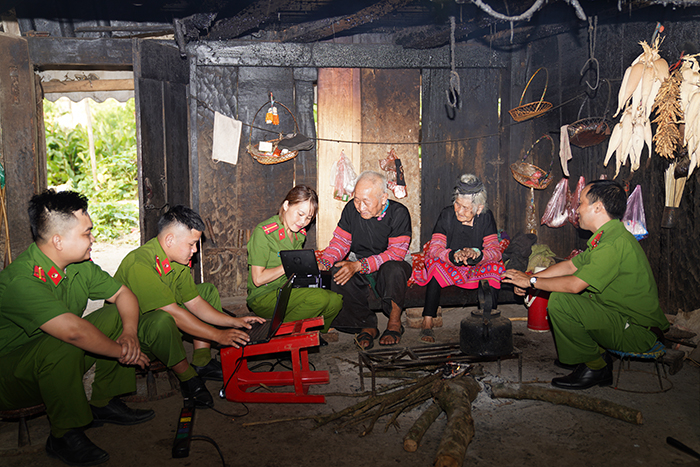 Công an xã – Dấu chân in trên đá -0