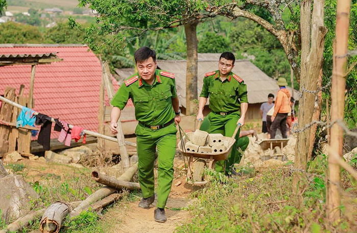 Công an xã – Dấu chân in trên đá -0