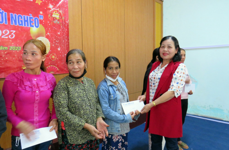 Mang quà Tết đến với hộ gia đình chính sách, người nghèo huyện miền núi Phước Sơn -0