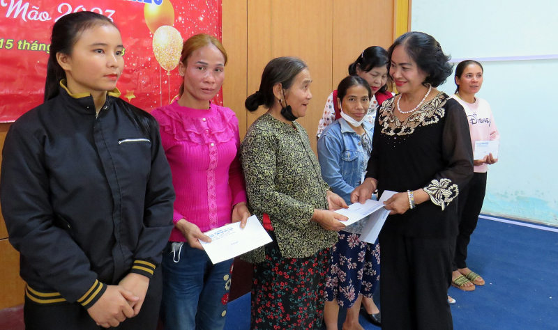 Mang quà Tết đến với hộ gia đình chính sách, người nghèo huyện miền núi Phước Sơn -0