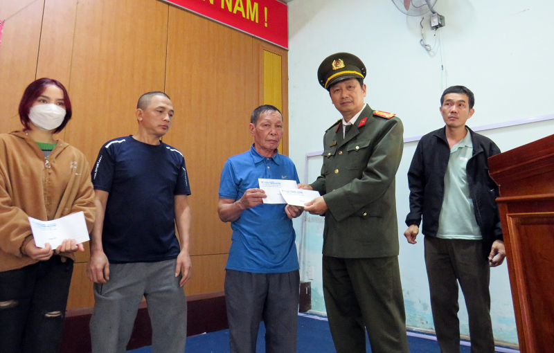 Mang quà Tết đến với hộ gia đình chính sách, người nghèo huyện miền núi Phước Sơn -0