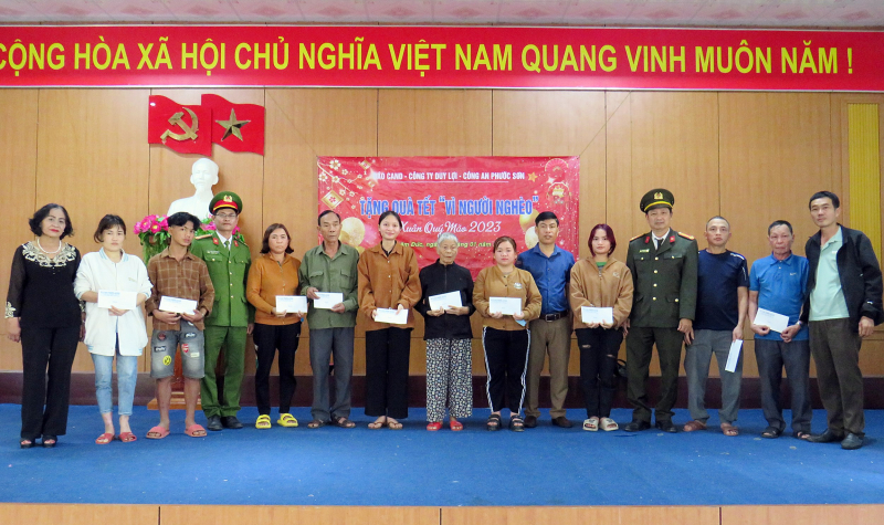 Mang quà Tết đến với hộ gia đình chính sách, người nghèo huyện miền núi Phước Sơn -0