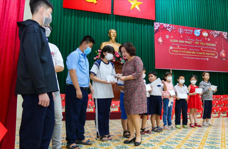 Van Phuc Group tặng quà Tết cho 300 trẻ em có hoàn cảnh khó khăn và trẻ mồ côi tại TP Thủ Đức -0